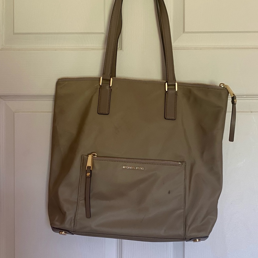 Large Michael Kors “Ariana”